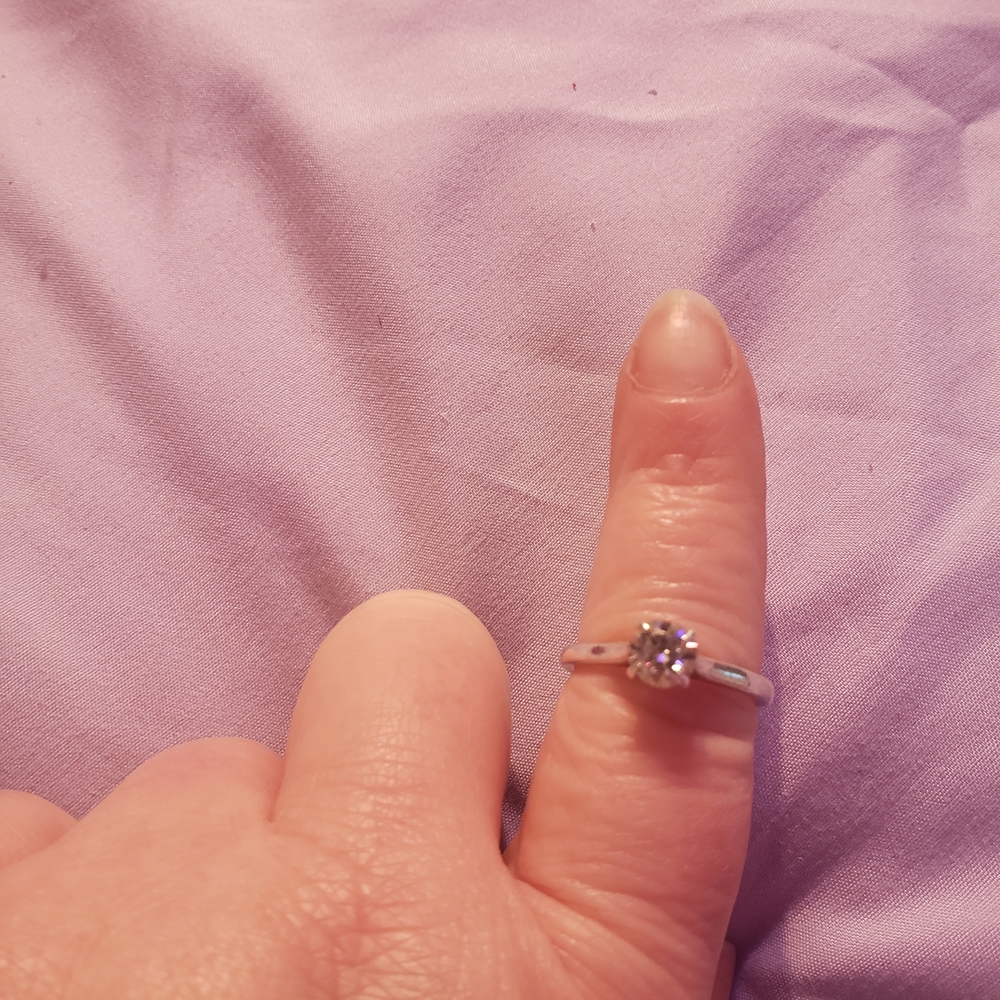 1.5 Carret Solitaire Mossinite Envagement Ring White Gold